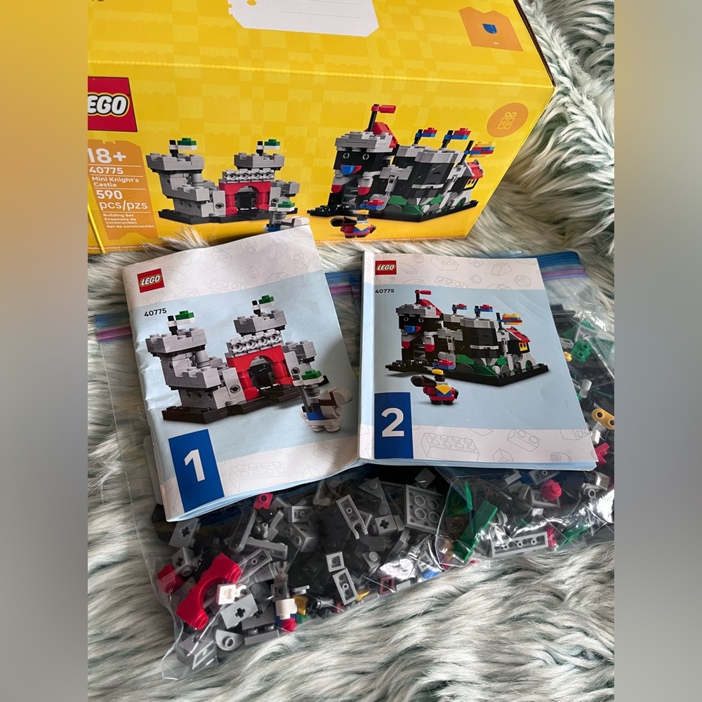 LEGO Mini Knight's Castle Building Set 40775, Limited Edition, 590 Pieces - Picture 6 of 7